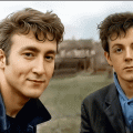Die beiden Jungs singen frhlich einen alten Song der Beatles 